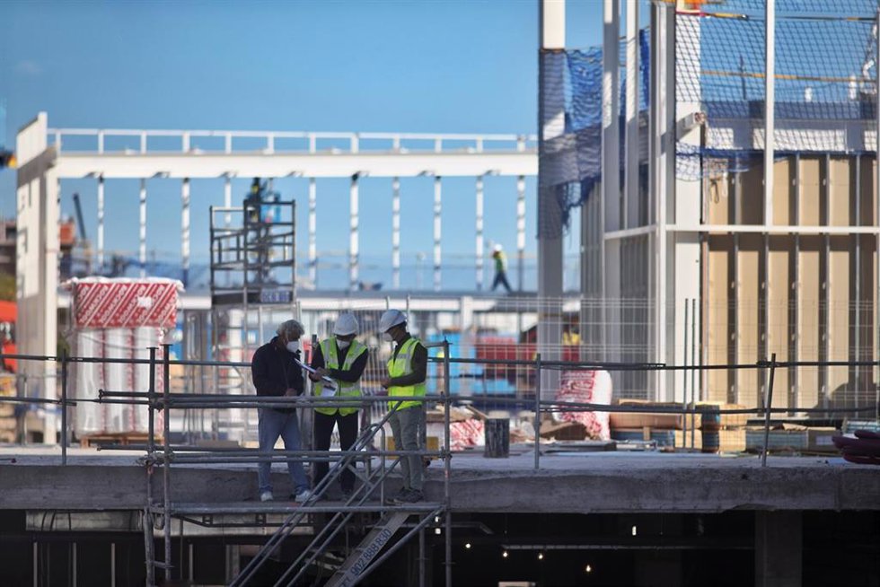 Varios obreros trabajan con maquinaria de construcción en las obras del nuevo Hospital de Emergencias de la Comunidad de Madrid, en la zona de Valdebebas, Madrid (España), a 28 de septiembre de 2020.