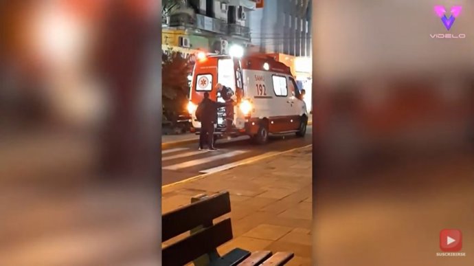 Un perro salta a una ambulancia para acompañar a su dueño al hospital