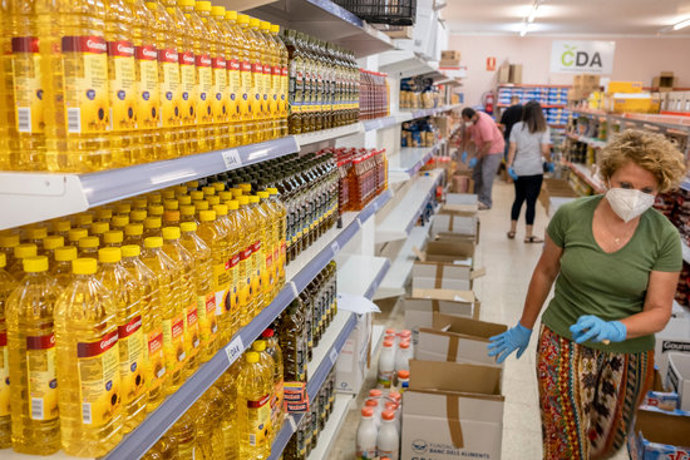 Voluntaris de Crites fent tasques al servei d'aliments de Palafrugell, en una imatge decida aquest 20 d'octubre del 2020. (Horitzontal)