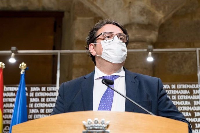 El vicepresidente segundo y consejero de Sanidad, José María Vergeles, en rueda de prensa en Mérida