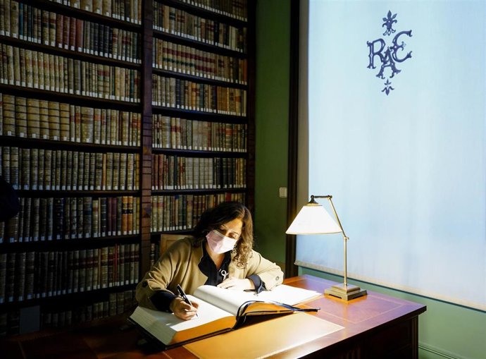 Imagen de la presidenta de la Comunidad de Madrid, Isabel Díaz Ayuso, en su visita a la RAE.