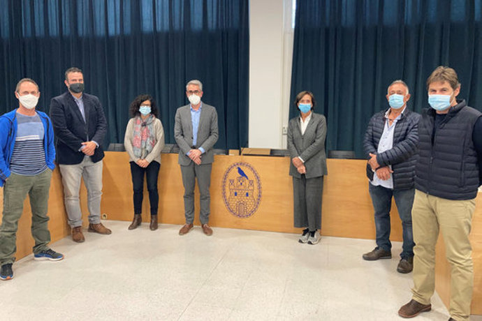 Un moment de l'acte de signatura de l'acord entre la Confraria, el Departament d'Agricultura i l'Ajuntament de Tossa, en una imatge cedida aquest 20 d'octubre del 2020. (Horitzontal)