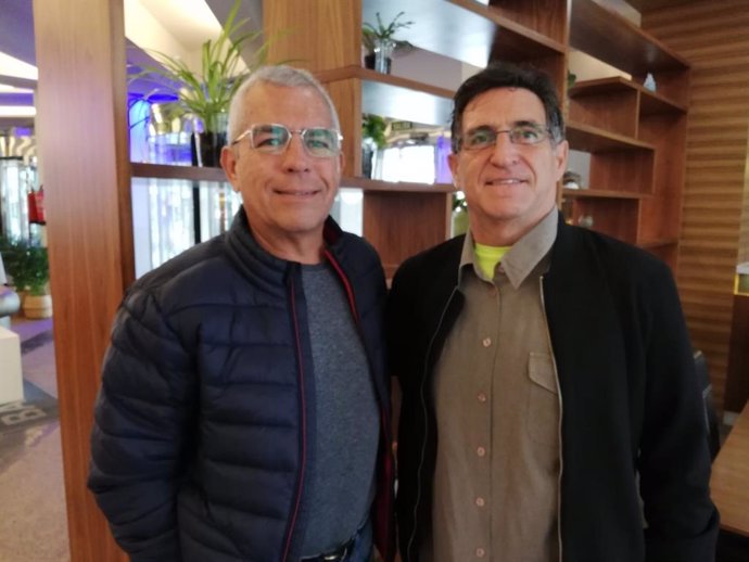 El promotor de la plataforma 'Canarias, 1500 Km de Costa', Sebastián Quintana, con el profesor de la Universidad de A Coruña José Palacios