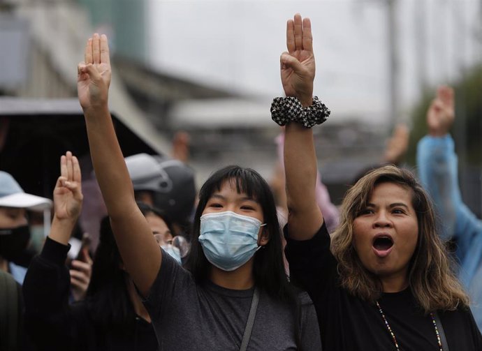 Manifestantes prodemocracia hacen el saludo con el que se identifican para mostrar su rechazo al Gobierno liderado por el general Prayuth Chan Ocha, en Bangkok