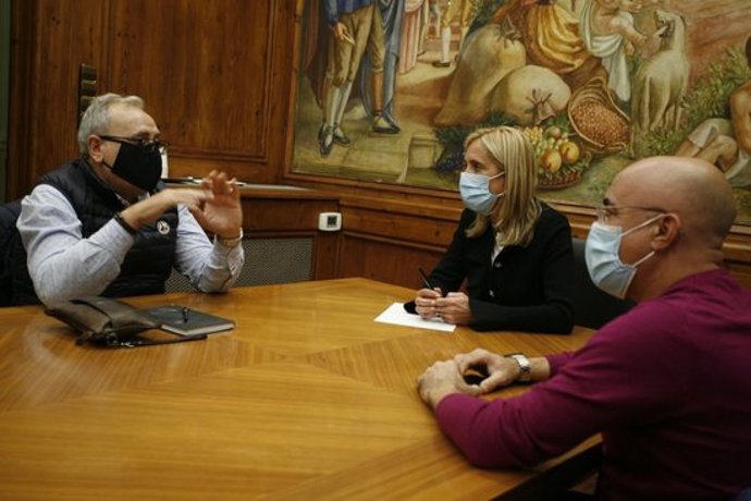 Trobada de l'alcaldessa de Valls, Dolors Farré, i el regidor scar Peris, amb el president de l'associació de restauradors de la ciutat, Joan Mira, pel tancament de terrasses. Imatge del 19 d'octubre del 2020. (Horitzontal)