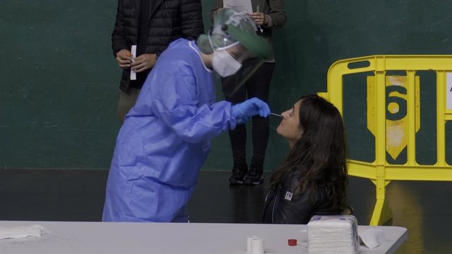 PCR proba egiten Azkoitian.