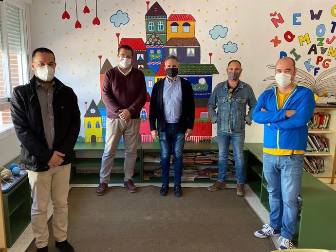 Visita a un aula de Infantil en el colegio de Pegalajar.