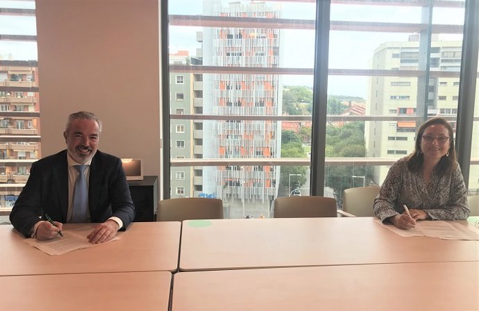 El director de AgroBank, Carlos Seara, y la presidenta de la Plataforma Tecnológica del Vino, Mireia Torres,