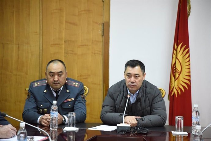 El nuevo primer ministro de Kirguistán, Sadir Japarov (a la derecha)