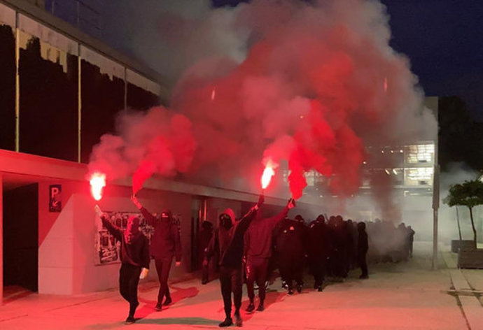 Pla general d'un piquet amb bengales al campus de la UAB a primera hora del matí. Imatge del 20 d'octubre del 2020. (horitzontal)