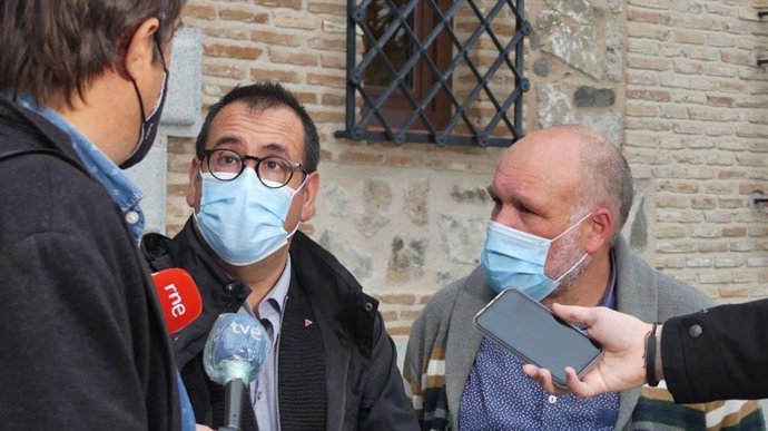 El coordinador regional de IU, Juan Ramón Crespo, en rueda de prensa.