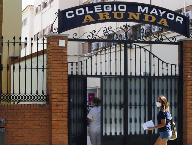 Puerta del Colegio Mayor Arunda de Málaga