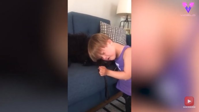 Este niño con síndrome de down consuela a su perro tras una intervención
