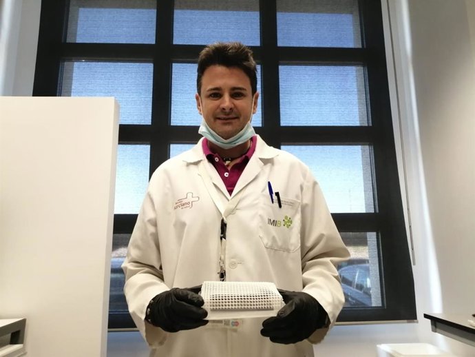 El doctor Esteban Orenes Piñero posa con una de las 'trampas Covid'