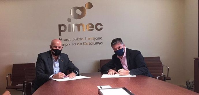 El secretario general de Pimec, Antoni Cañete, y el director general de Mobile World Capital Barcelona, Carlos Grau, firman un convenio para el desarrollo digital de las pymes.