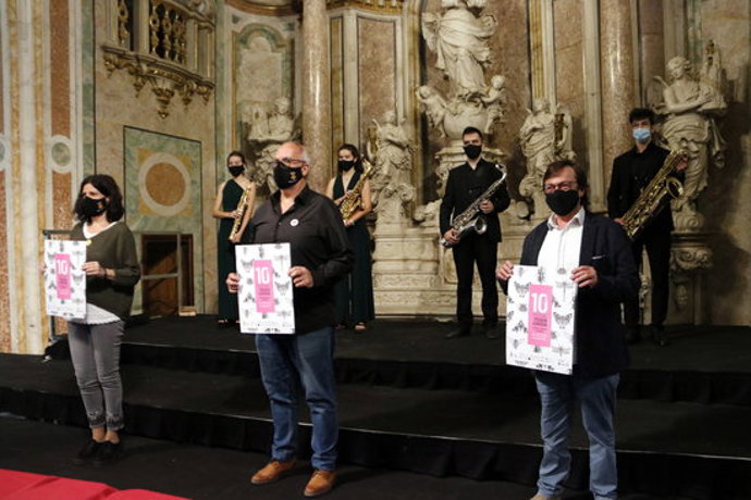 Pla obert on es poden veure els responsables del 10 Festival de Pasqua de Cervera, amb el cartell del certamen, al Paranimf de la Universitat, el 20 d'octubre de 2020. (Horitzontal)