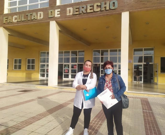 La concejala portavoz adjunta de Adelante Málaga, Paqui Macías, con el colectivo de limpiadoras de la UMA