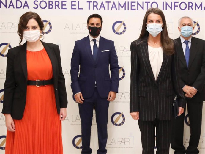 La Reina Letizia ha acaparado todas las miradas con un elegante traje sastre de raya diplomática