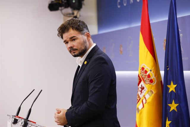 El diputado y portavoz de Esquerra Republicana de Catalunya (ERC), Gabriel Rufián, interviene en la rueda de prensa