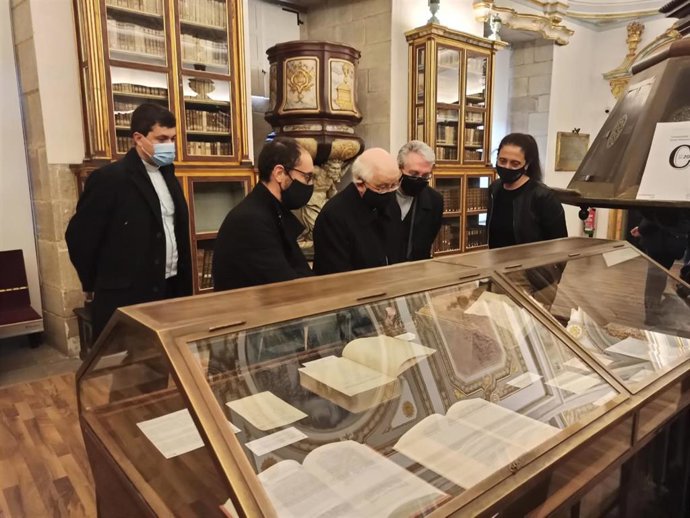 El arzobispo de Santiago, Julián Barrio, en la inauguración de la exposición Compostelana 1120-2020- Una historia. Una sede