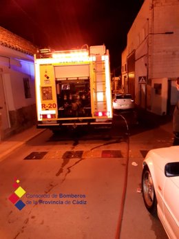 Efectivos de bomberos en el incendio de la vivienda en Paterna
