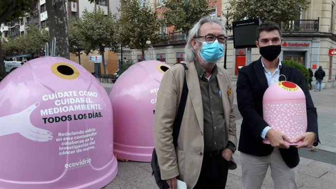 El concejal de Medio Ambiente, José Manuel Zúñiga, y el director de Ecovidrio, Carlos del Corte, han presentado esta mañana la campaña 'Recicla vidrio por ellas'