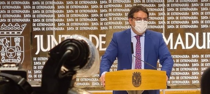 El consejero extremeño de Sanidad, José María Vergeles, en rueda de prensa