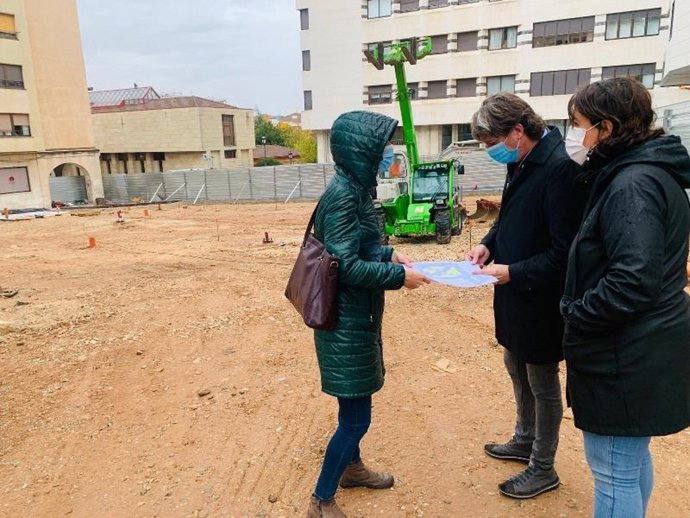 El alcalde de Soria visita las obras de la futura plaza de las Concepciones.