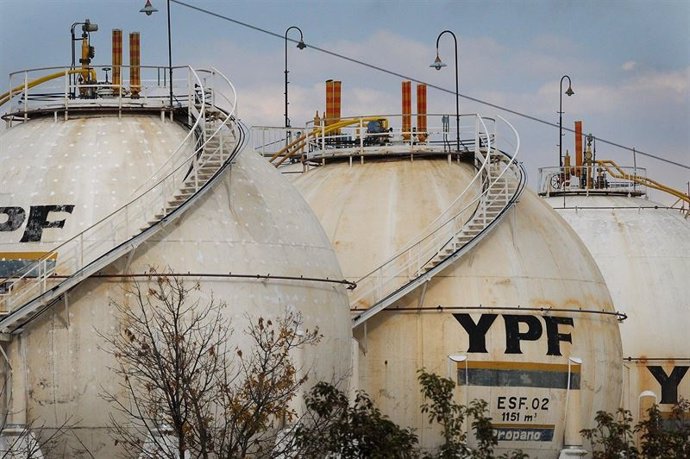 La petrolera estatal argentina YPF descubrió un yacimiento convencional en la provincia patagónica de Río Negro con recursos estimados en unos 40 millones de barriles de petróleo, informó la empresa el lunes en un comunicado.