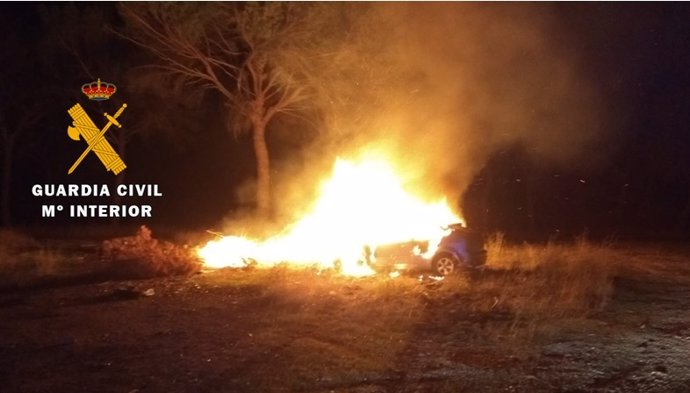 El vehículo incendidado que desató luego un fuego en la zona.