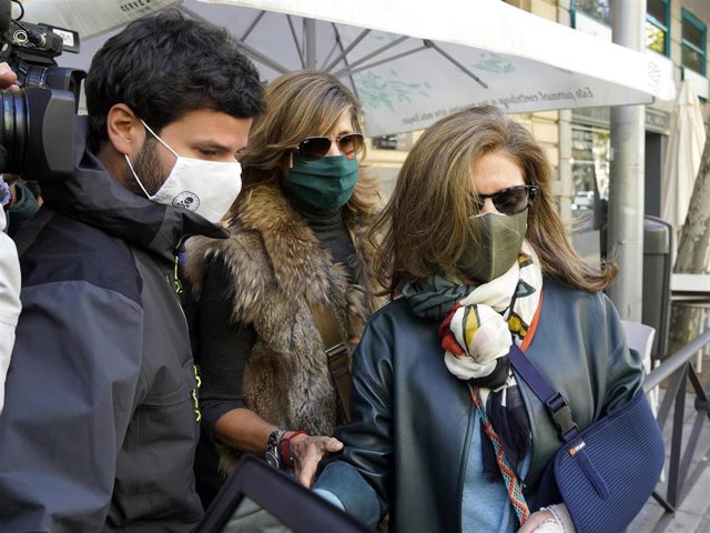 Guillermo Bárcenas, volcado en su madre después de conocer la sentencia que obliga a Rosalía Iglesias a ingresar en prisión