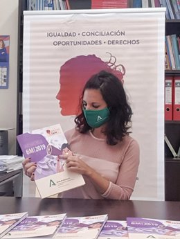 La coordinadora del IAM en Sevilla, Ana Glez., en la presentación de la memoria de 2019