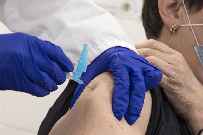 Una paciente se vacuna de la gripe 