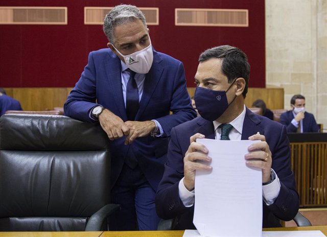 El presidente de la Junta de Andalucía, Juanma Moreno (d),junto al consejero de Presidencia, Elias Bendodo, antes del inicio del Debate sobre el Estado de la Comunidad en el Parlamento andaluz. Sevilla (Andalucía, España), a 20 de octubre de 2020.