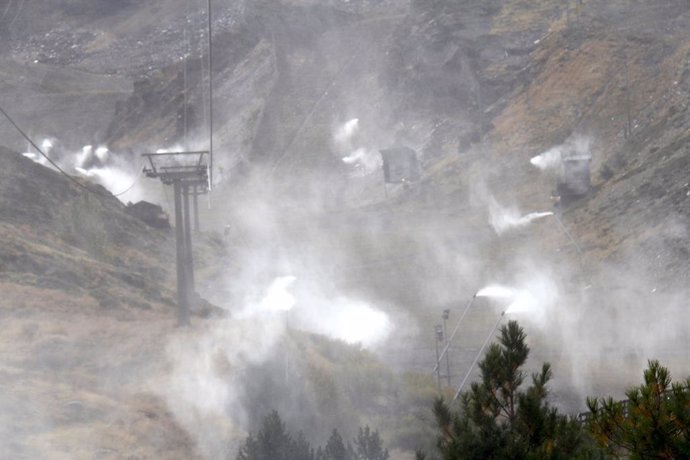 Sierra Nevada prueba su sistema de nieve producida tras la instalación de los cien nuevos cañones