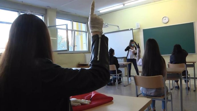 Alumnos y profesora en un instituto. 