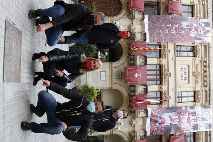 Pla tancat dels presidents i caps de colla de la Vella i la Joves de Valls, amb l'alcaldessa Dolors Farré, amb imatges del 3 de 9 sense folre i assenyalant que són a la plaa quilmetre zero del món casteller. Imatge del 20 d'octubre del 2020. (Vertical)
