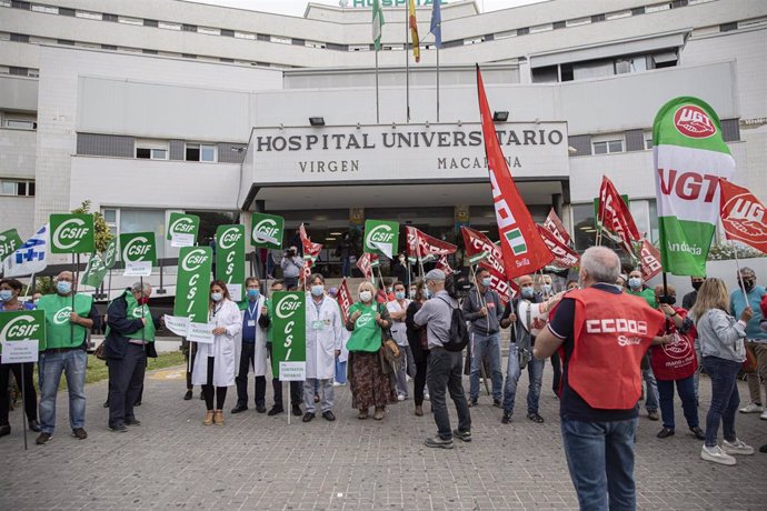 Sindicatos vuelven a concentrarse en hospitales contra el "colapso" en los centros y la "sobrecarga" de los sanitarios