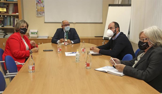 El consejero de Sanidad, Miguel Rodríguez, con la alcaldesa de Camargo, Esther Bolado, y dos miembros de su equipo