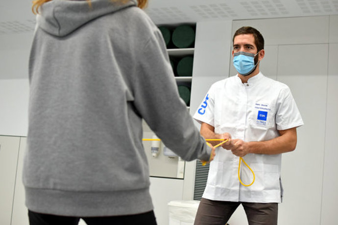 Pla general d'una sessió amb un fisioterapeuta a la Clínica Universitria de Manresa. Imatge del 20 d'octubre del 2020. (Horitzontal)