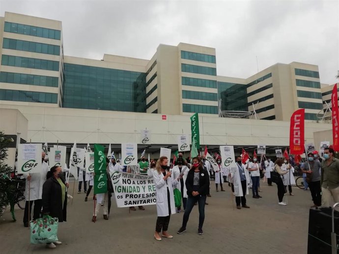 Concentración en el Hospital La Fe para pedir más plantilla en atención especializada