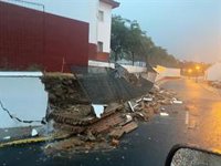 Las precipitaciones en Villanueva de los Castillejos (Huelva) provocan el derrumbe de la tapia de un colegio
