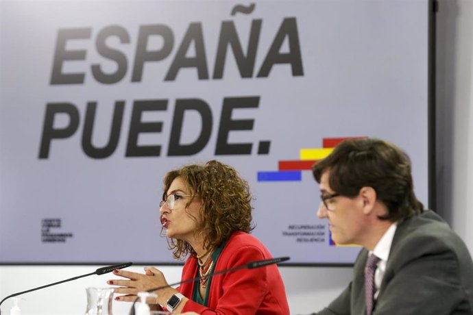 La ministra Portavoz y de Hacienda, María Jesús Montero, y el ministro de Sanidad, Salvador Illa, comparecen en rueda de prensa posterior al Consejo de Ministros en Moncloa, Madrid (España), a 20 de octubre de 2020.