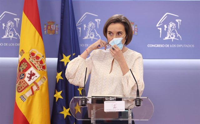 La portavoz del PP en el Congreso de los Diputados, Cuca Gamarra, se quita la mascarilla para intervenir en una rueda de prensa posterior a la Junta de Portavoces celebrada en el Congreso de los Diputados, en Madrid, (España), a 20 de octubre de 2020.