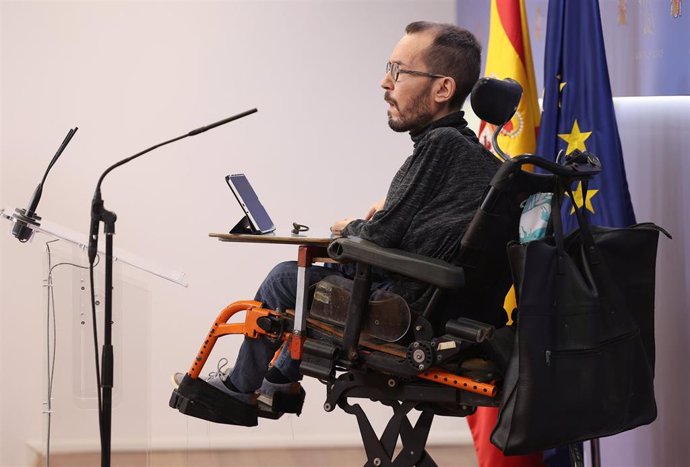 El portavoz de Unidas Podemos en el Congreso, Pablo Echenique, interviene en una rueda de prensa tras la Junta de Portavoces de la cámara.