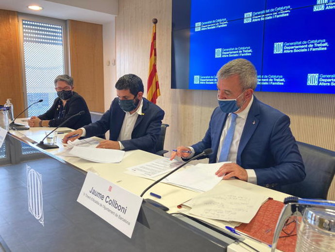 Pla mitj de la signatura del conveni entre el SOC i Barcelona Activa per part del conseller de Treball, Chakir El Homrani, i el tinent d'alcalida de Barcelona, Jaume Collboni, el 20 d'octubre del 2020 (Horitzontal)