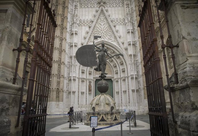 Turistas en la entrada para visitar la Catedral, en una imagen de archivo