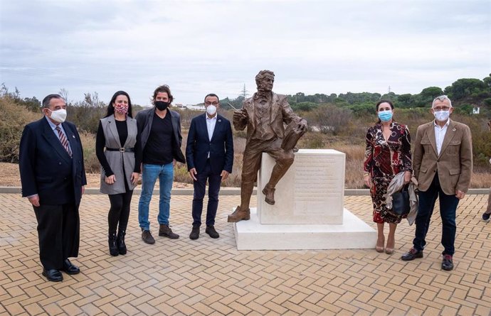 Autoridades inauguran la escultura a Washington Irving que se podrá visitar en La Rábida (Huelva) desde este martes.