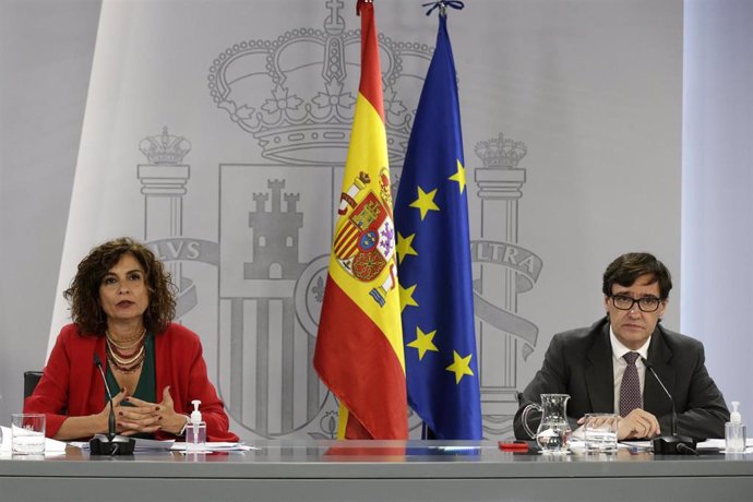 La ministra Portavoz y de Hacienda, María Jesús Montero, y el ministro de Sanidad, Salvador Illa, comparecen en rueda de prensa posterior al Consejo de Ministros en Moncloa, Madrid (España), a 20 de octubre de 2020.