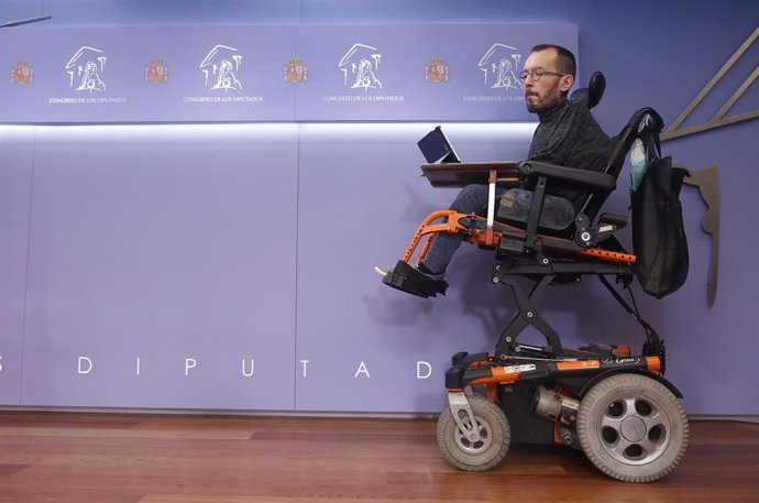 El portavoz de Unidas Podemos en el Congreso, Pablo Echenique, interviene en la rueda de prensa posterior a la Junta de Portavoces celebrada en el Congreso de los Diputados, en Madrid, (España), a 20 de octubre de 2020.